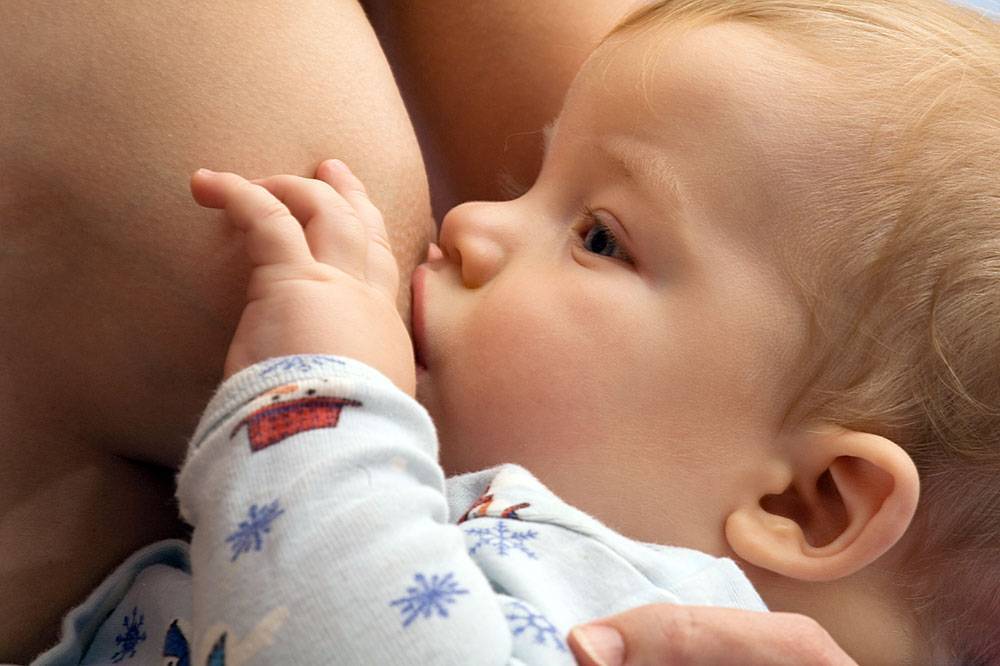 Почему ребенок срыгивает после кормления грудным молоком? причины, что делать