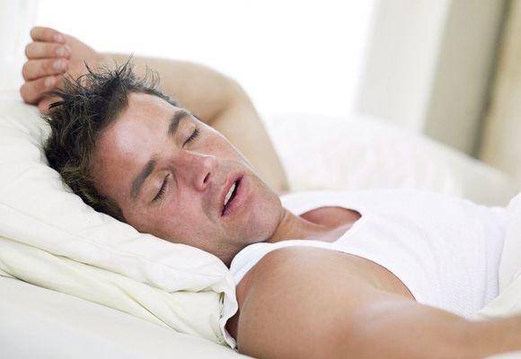Потеет голова у грудничка во время кормления или сна: причины