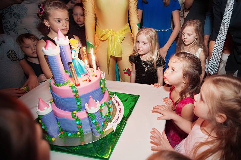 Как отметить первый день рождения: всё от тематики до торта