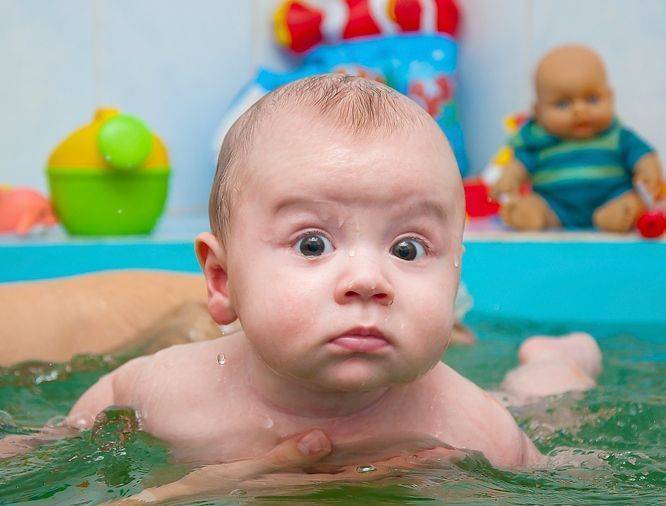 Когда можно начинать учить ребенка плаванию?