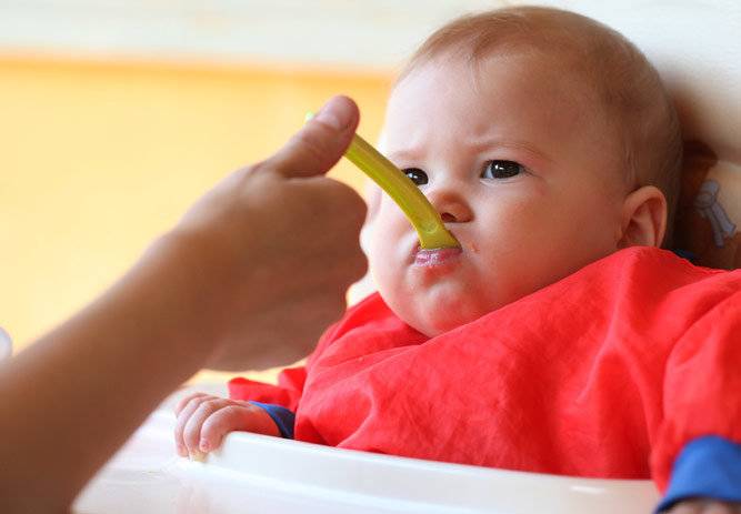 Что делать если ребенок отказывается от прикорма (не ест кашу), и не хочет кушать с ложки