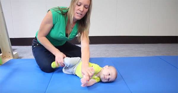 Как помочь ребёнку научиться переворачиваться со спинки на животик: советы специалистов
