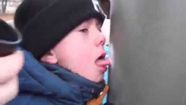 Ребенок на морозе прилип к металлу языком – первая помощь
