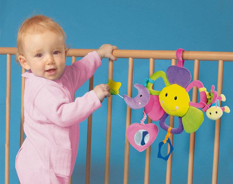 Первые игрушки для новорожденных: выбираем полезные и безопасные погремушки