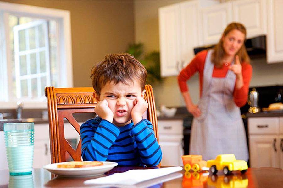 13 типичных фраз токсичных родителей: что они значат на самом деле и как правильно на них реагировать — нож