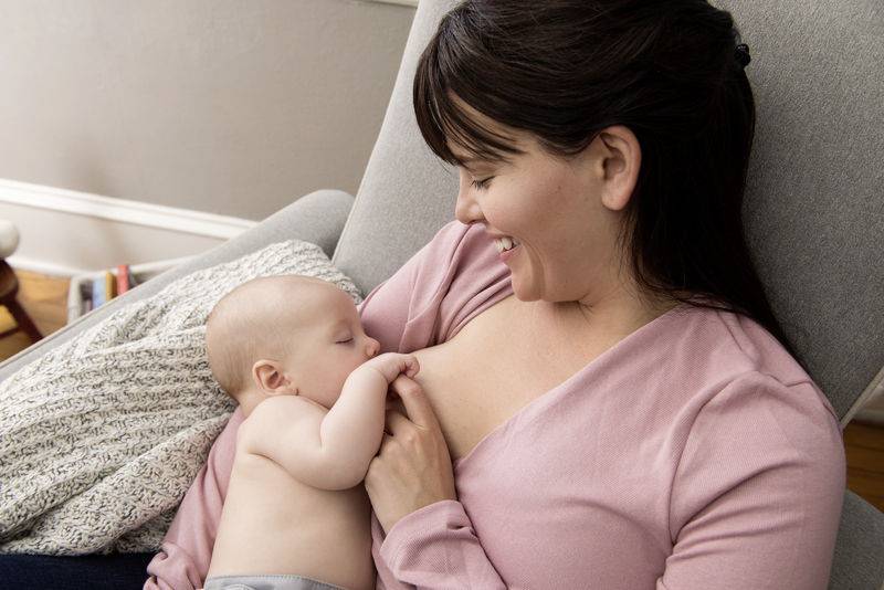 Как долго кормить ребенка грудью