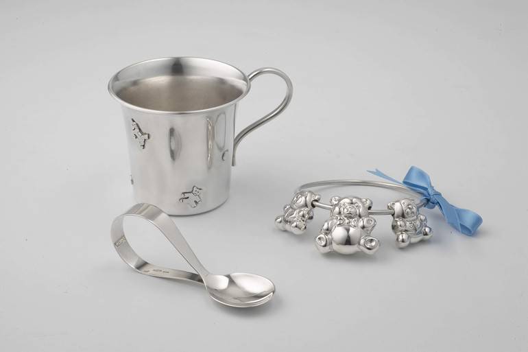 Серебряные ложки для детей: ложечка для новорожденного на крестины. зачем дарят прибор на крещение? именные ложки «на зубок». можно ли кормить ею малыша?