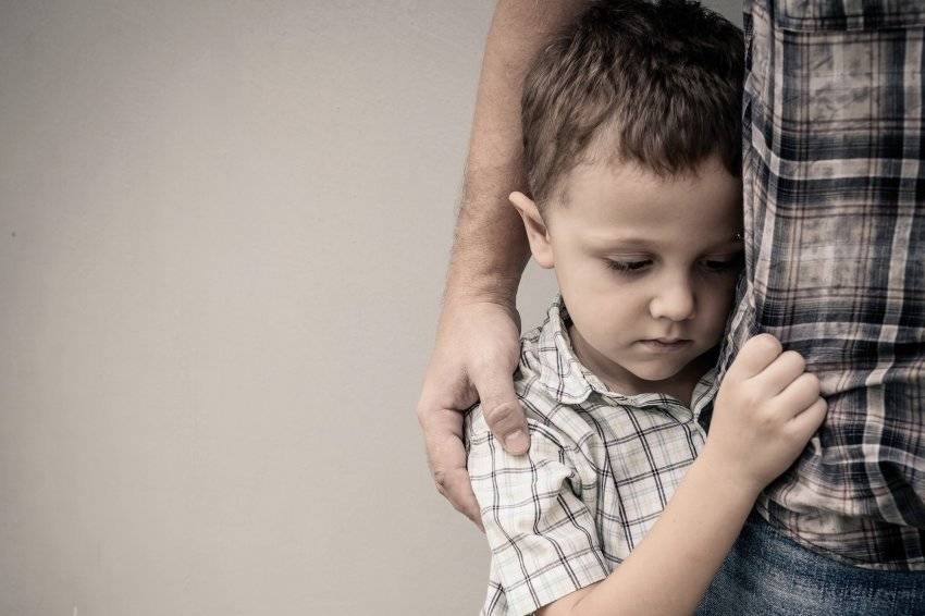 Стеснительный ребенок: стоит ли родителям переживать?