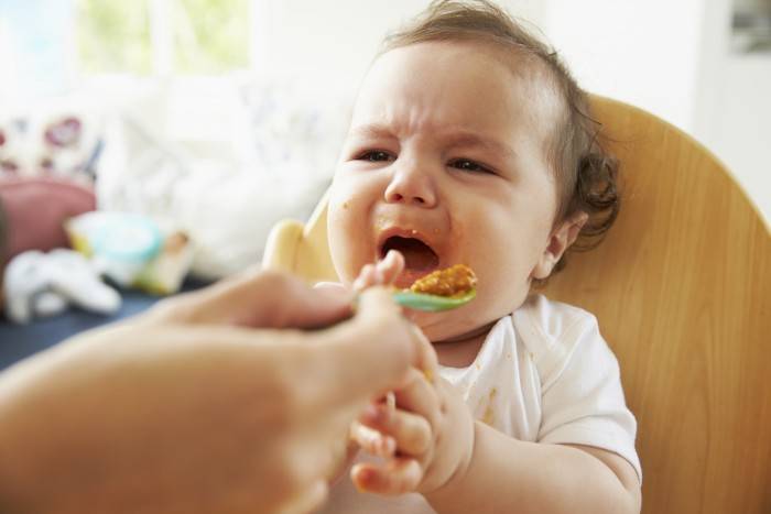 Ребенок не хочет пробовать новую еду: что делать?
