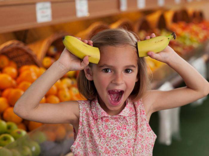 8 советов, как отучить ребенка бросать вещи, предметы и еду