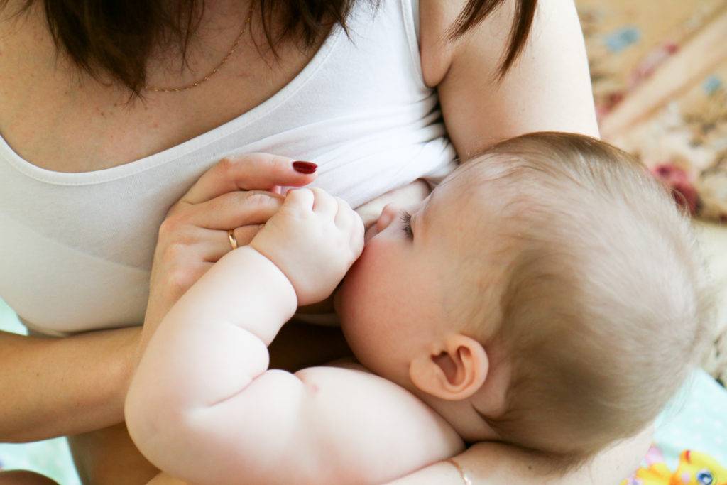 Как правильно прикладывать ребенка для кормления к груди? пошаговая инструкция + видео | семья и мама