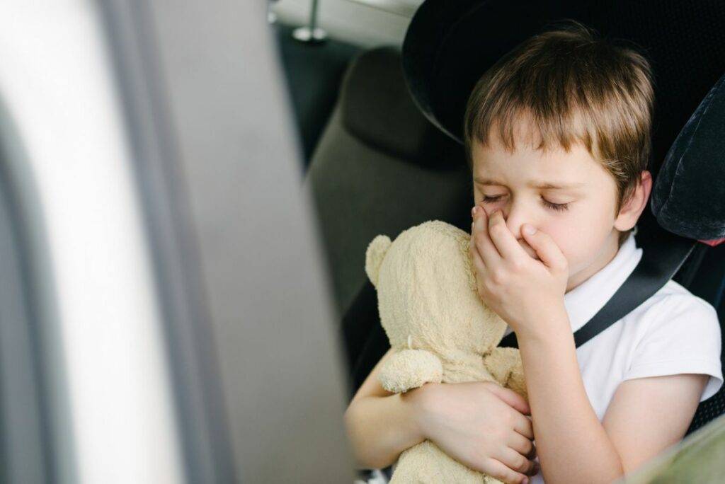 Ребенка укачивает в машине: методы лечения и профилактика