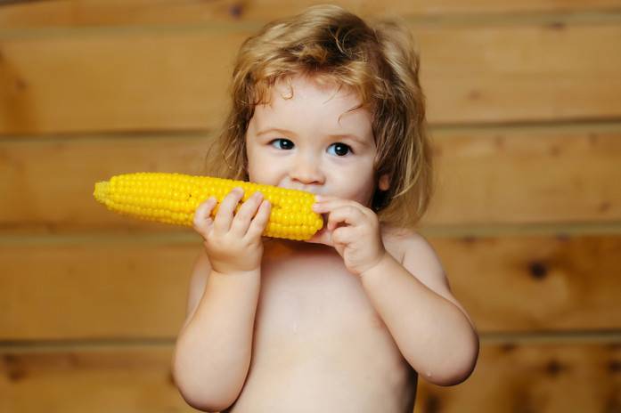 Со скольки лет может включаться вареная кукуруза ребенку в рацион?